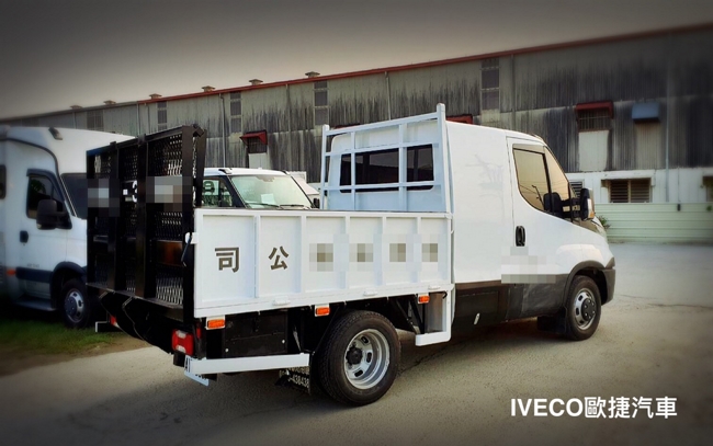 IVECO 《小雙廂》半廂式車體