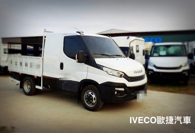 IVECO 《小雙廂》半廂式車體