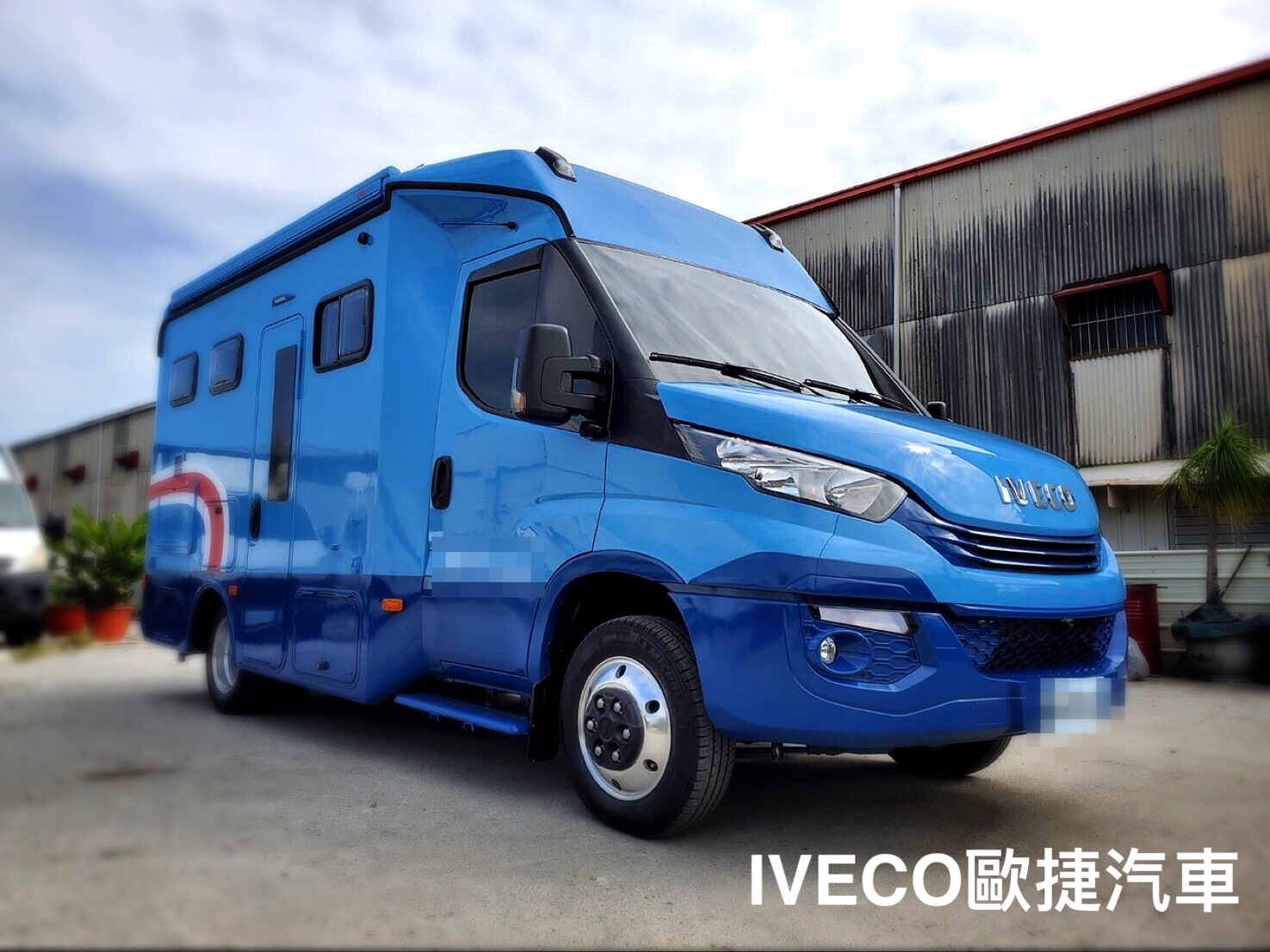 IVECO 藍色耀眼露營車