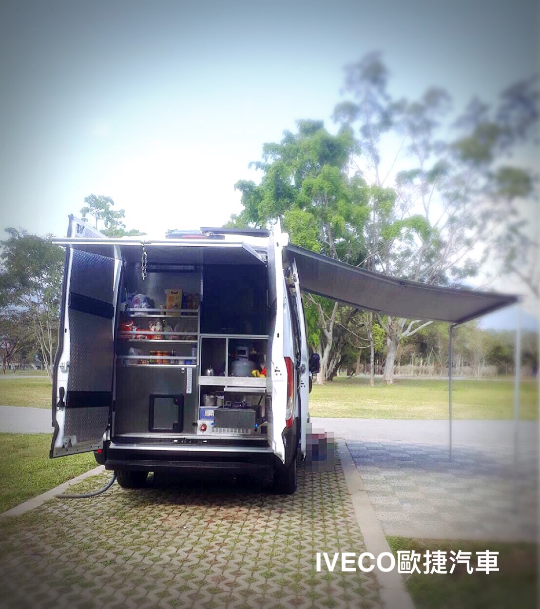 自走式露營車後被車箱裝載無限