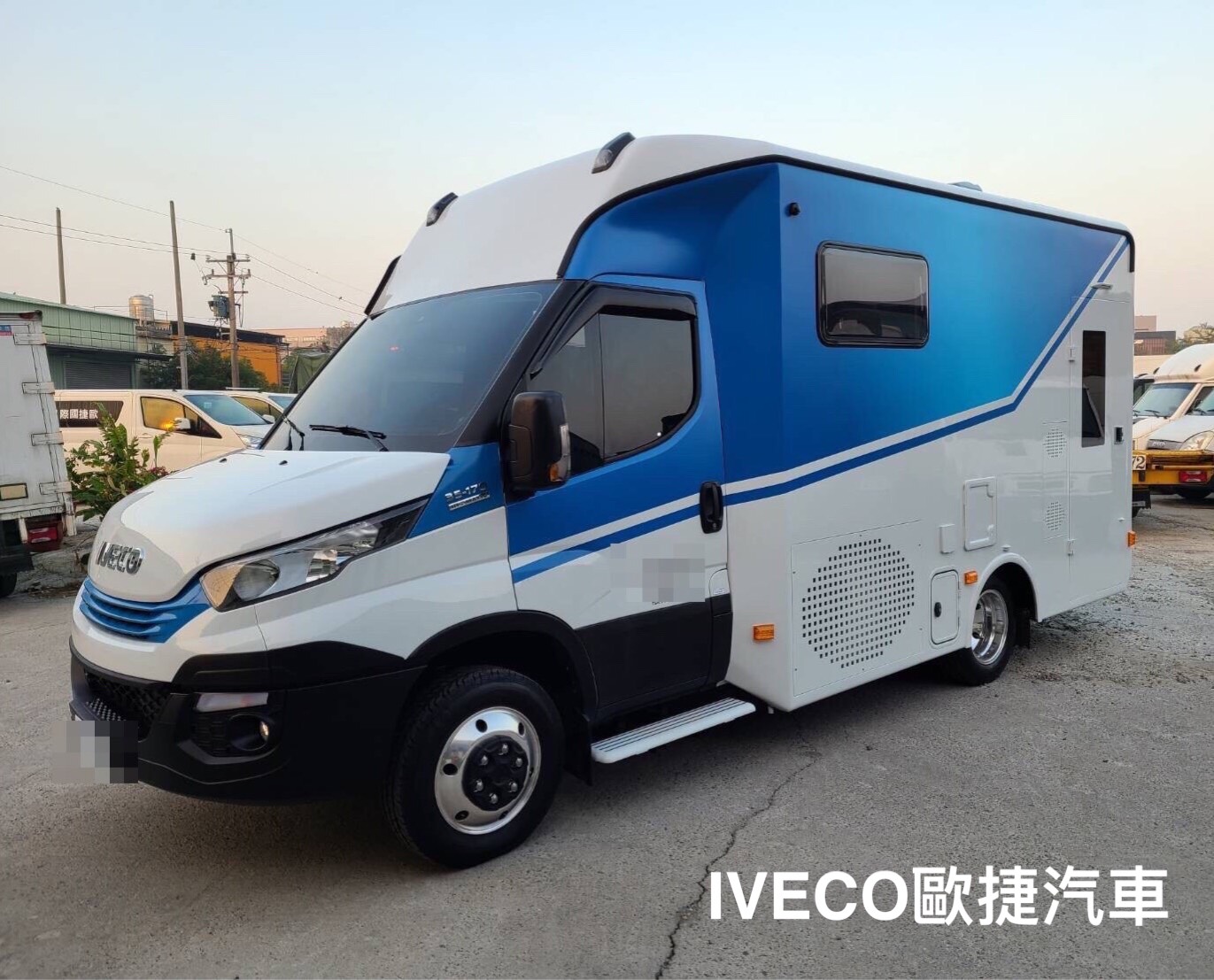 IVECO白色+藍色露營車側面