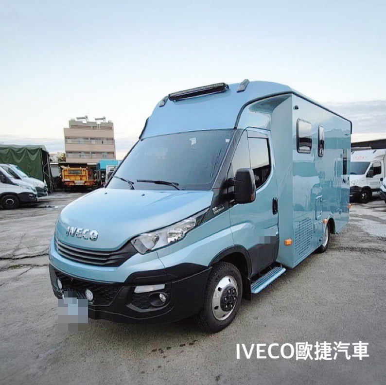 冰水藍色廂型露營車