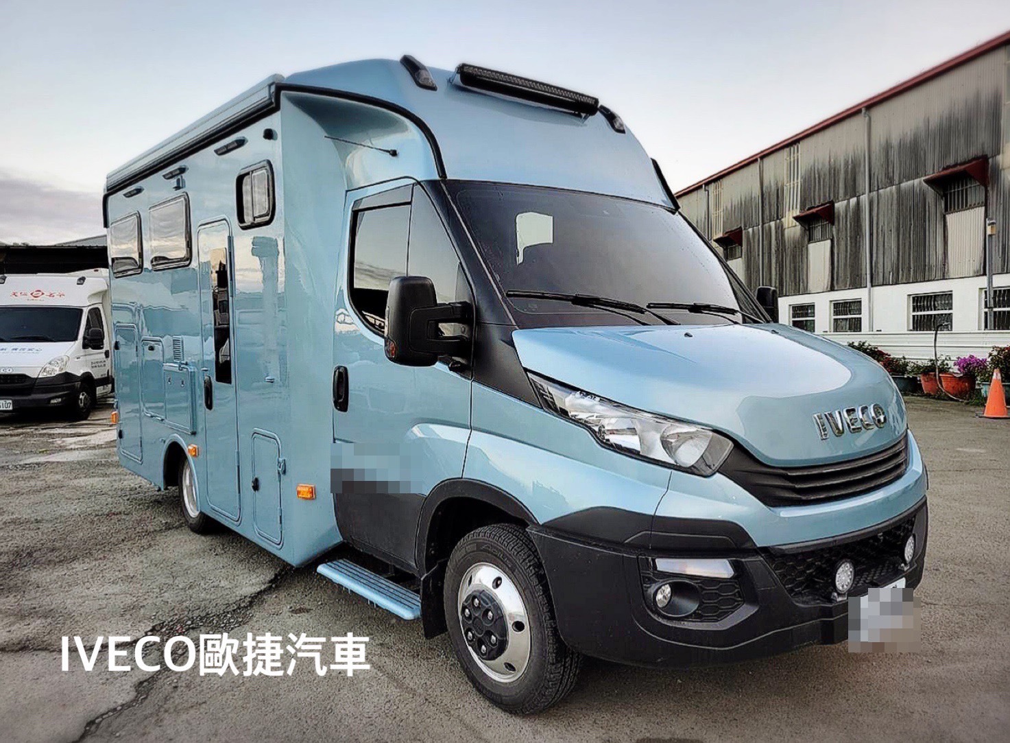 冰水藍色廂型露營車