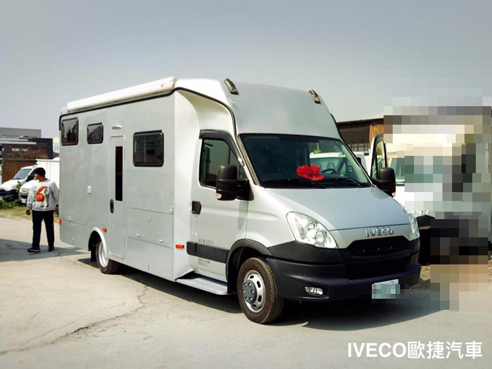 iveco 銀色露營車