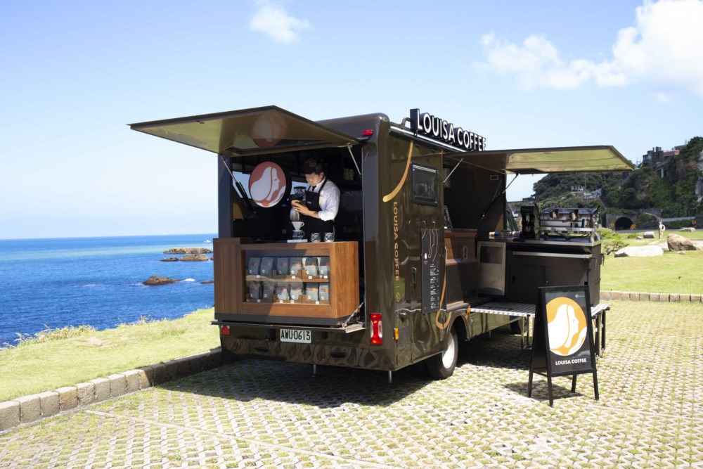 LOUISA-COFFEE餐車改裝路易莎咖啡x歐捷汽車，打造行動咖啡車，未來將於各地飄香。